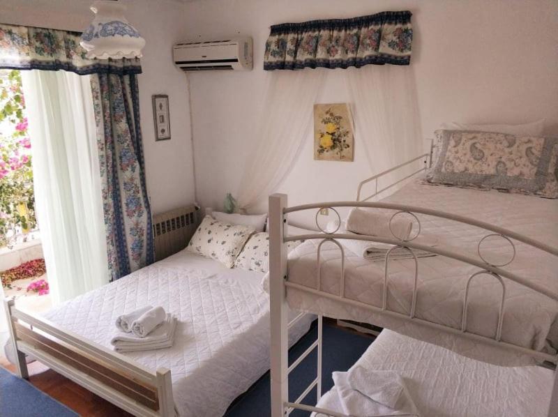 Noble Inn Loutraki  Ngoại thất bức ảnh